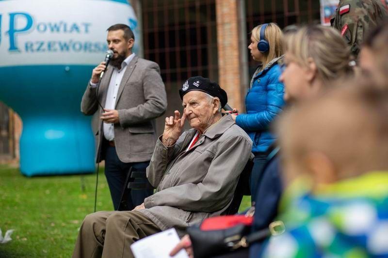 Honorowy gość opowiedział zgromadzonym, w tym harcerzom i młodzieży z ośrodków opiekuńczo-wychowawczych z terenu województwa podkarpackiego, swoją powstańczą historię. Kiedy wybuchł zryw, miał dokładnie 19 lat.<br/>fot.Jacek Siębrzuch