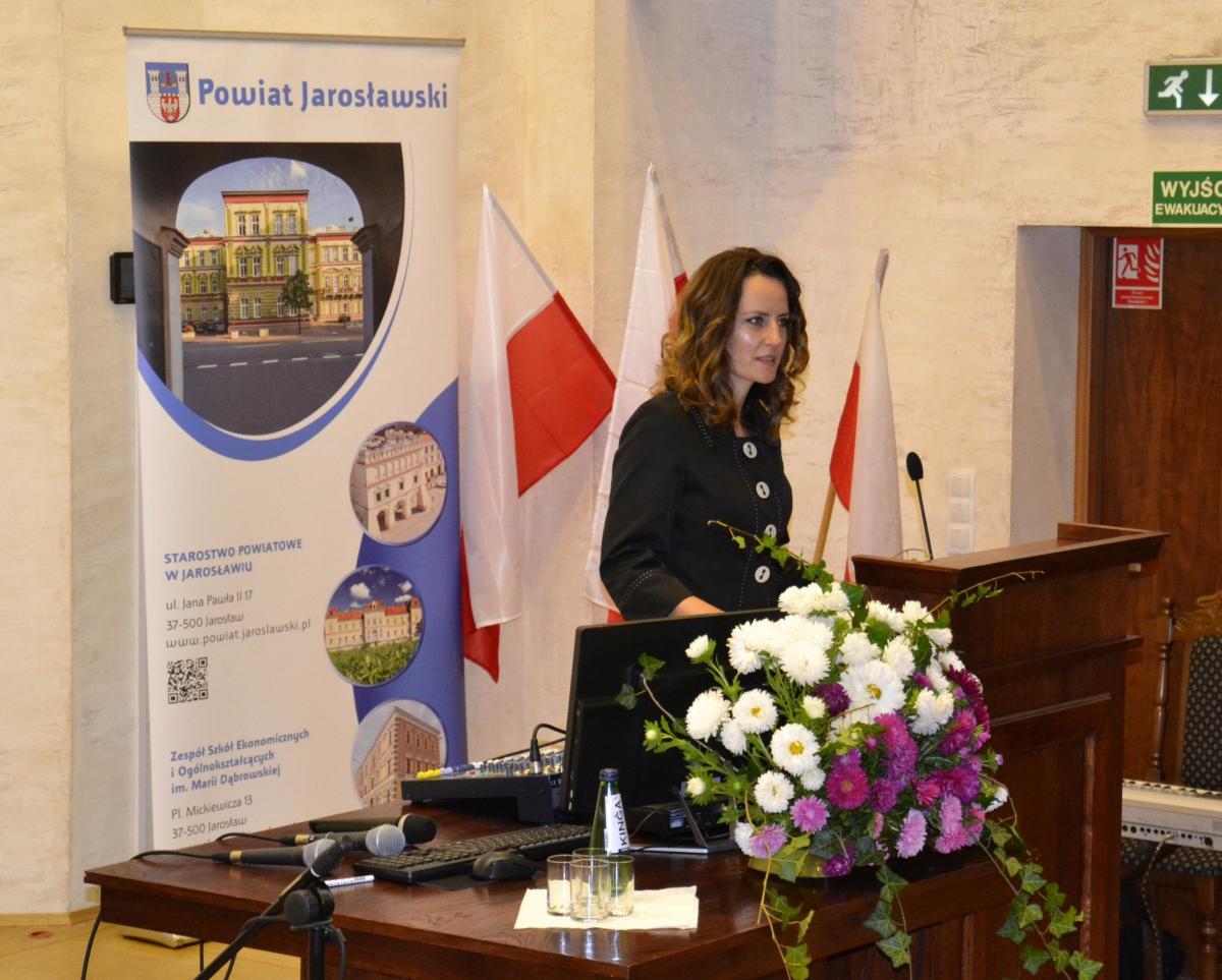 Dyrektor Zespołu Szkół Ekonomicznych i Ogólnokształcących im. Marii Dąbrowskiej w Jarosławiu Justyna Nalepa-Harpula podczas uroczystości zorganizowanej w siedzibie Centrum Kultury Akademickiej PWSTE w Jarosławiu podkreśliła rolę współpracy szkoły z podkarpacką KAS i korzyści płynące z niej dla obu s