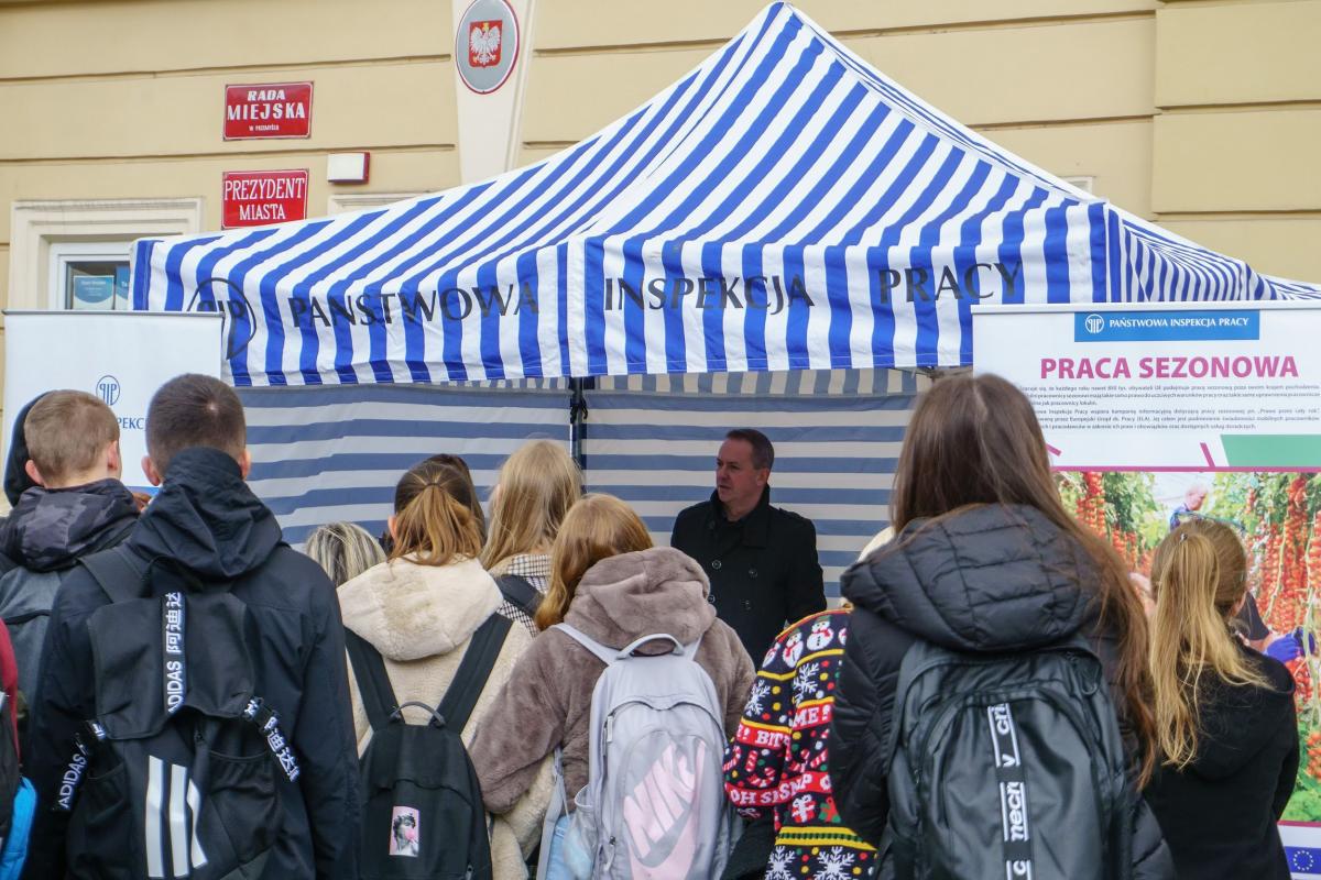 Na pułapki pracy sezonowej uczulali mieszkańców eksperci z Okręgowego Inspektoratu Pracy w Rzeszowie, Powiatowego Urzędu Pracy w Przemyślu i przemyskiej komendy policji.<br/>fot.OIP Rzeszów