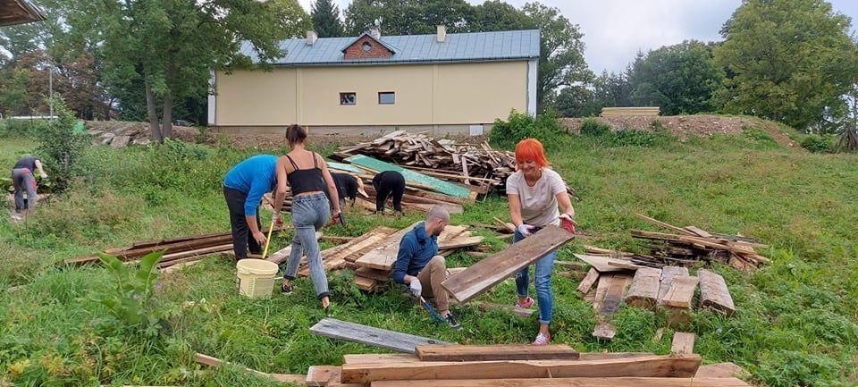 W pierwszą sobotę września br. odbyło się już 2. wolontariackie porządkowanie budynku pod przyszły Kalwaryjski Ośrodek Pomocy o. Wenantego Katarzyńca. Udało się odgruzować jedną z sal oraz tylne wejście do budynku. Ponadto w dużej mierze oczyszczono go z gwoździ i poukładano deski pochodzące z rozbi