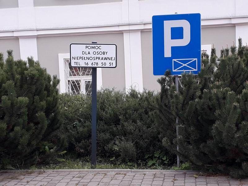 Przemyska delegatura Podkarpackiego Urzędu Wojewódzkiego wyszła naprzeciw potrzebom petentów mających kłopoty z samodzielnym poruszaniem. To krok w dobrym kierunku. Kolejnym ma być montaż rampy dla niepełnosprawnych.

<br/>fot.Urszula Gielo