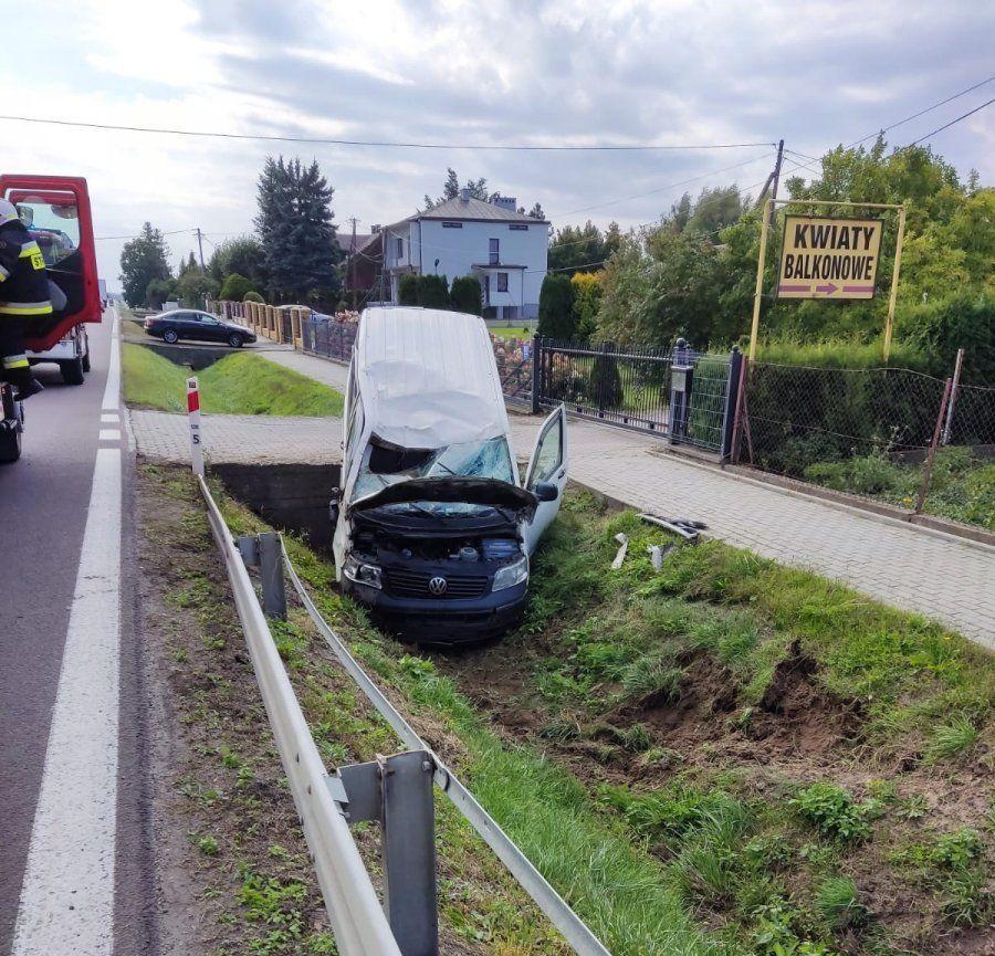 Kierująca volkswagenem transporter na ul. Przemyskiej w Orłach wjechał do rowu.<br/>fot.KMP Przemyśl
