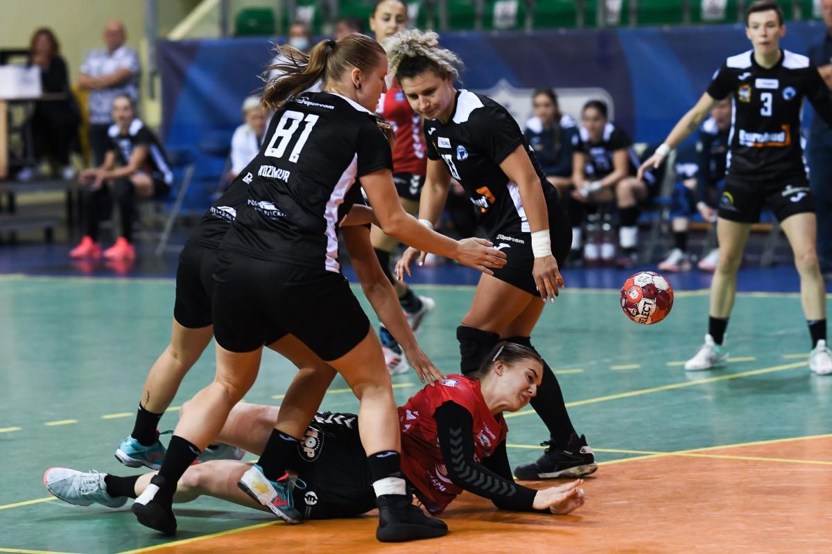 Gra w obronie była znakiem firmowym Eurobud Grupa JKS Jarosław w Elblągu.<br/>fot.PGNiG Superliga Piłki Ręcznej Kobiet