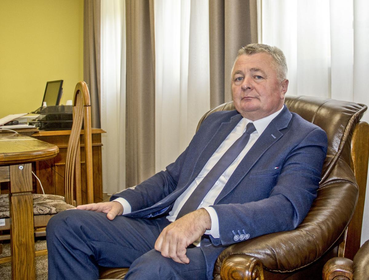 – Jestem umęczony bronieniem się, walką i zobaczyłem, że być może gdzieś za daleko zaszedłem, że być może są inne wartości, że czasem po prostu trzeba powiedzieć „dość” – mówi wójt Marian Ryznar.<br/>fot.Bartłomiej Pacek