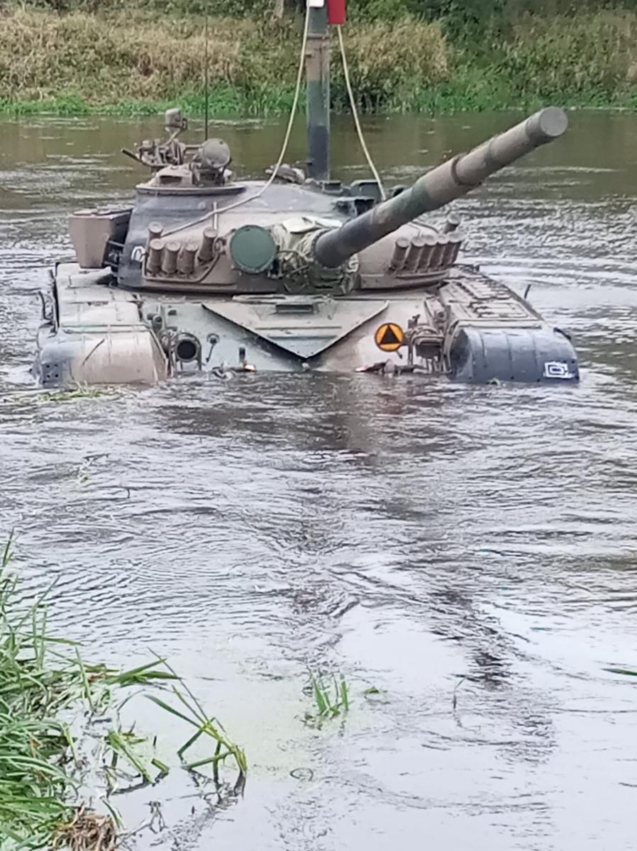 Żurawickie czołgi podczas pokonywania Narwi.<br/>fot.1 batalion czołgów Żurawica