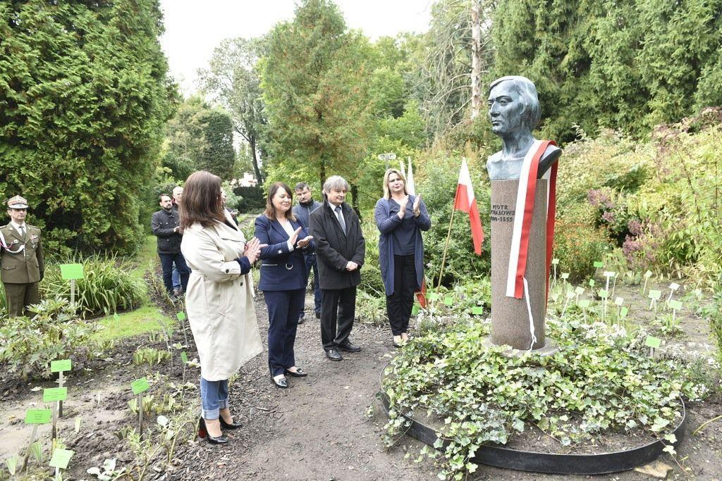 22 września br. w Arboretum w Bolestraszycach odsłonięto i poświęcono pomnik artysty malarza Piotra Michałowskiego.<br/>fot.Arboretum Bolestraszyce