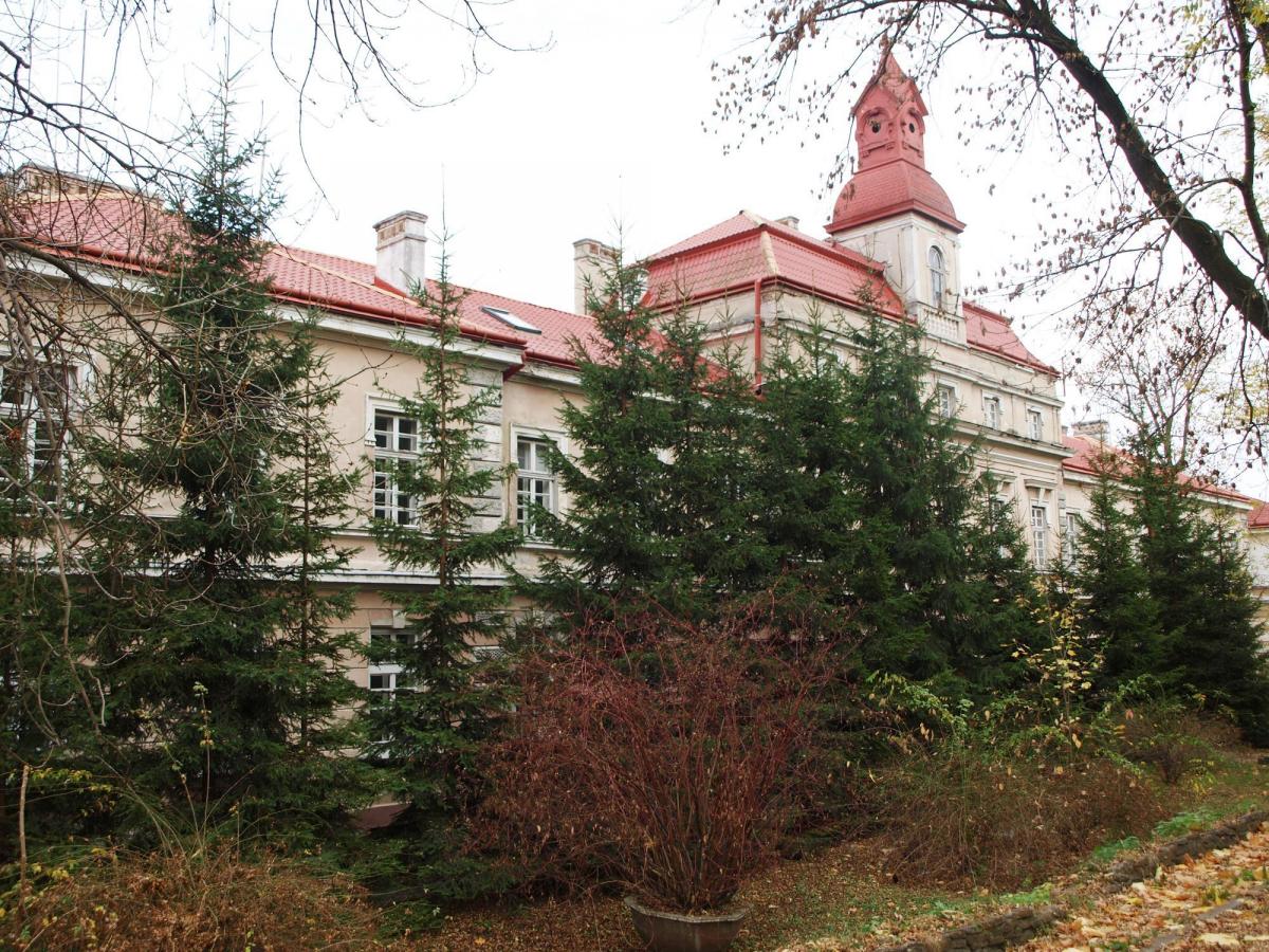 Lazaryci przejęli jeden z pustych budynków po dawnym szpitalu wojskowym (potem miejskim) przy ul. Słowackiego. Jego stan był fatalny, więc na jego odremontowanie potrzeba sporo pieniędzy.<br/>fot.Mariusz Godos