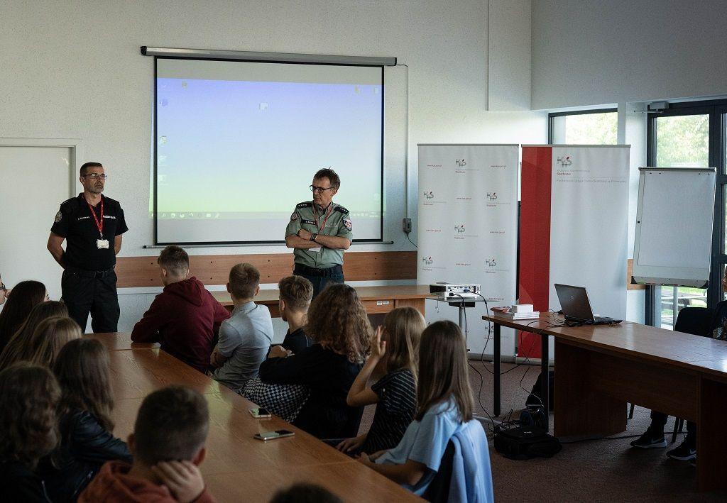 To była pierwsza, ale nie ostatnia lekcja uczniów klasy celno-skarbowej z I Liceum Ogólnokształcącego w Przemyślu w siedzibie Podkarpackiego Urzędu Celno-Skarbowego w Przemyślu.<br/>fot.ze zbiorów własnych