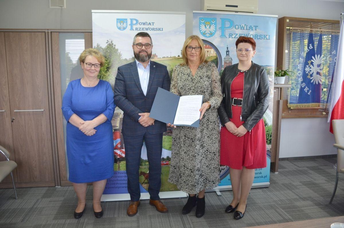 Formalne potwierdzenie 80-tysięcznego dofinansowania dla gminy Gać nastąpiło w starostwie 21 września. <br/>fot.Starostwo Powiatowe Przeworsk