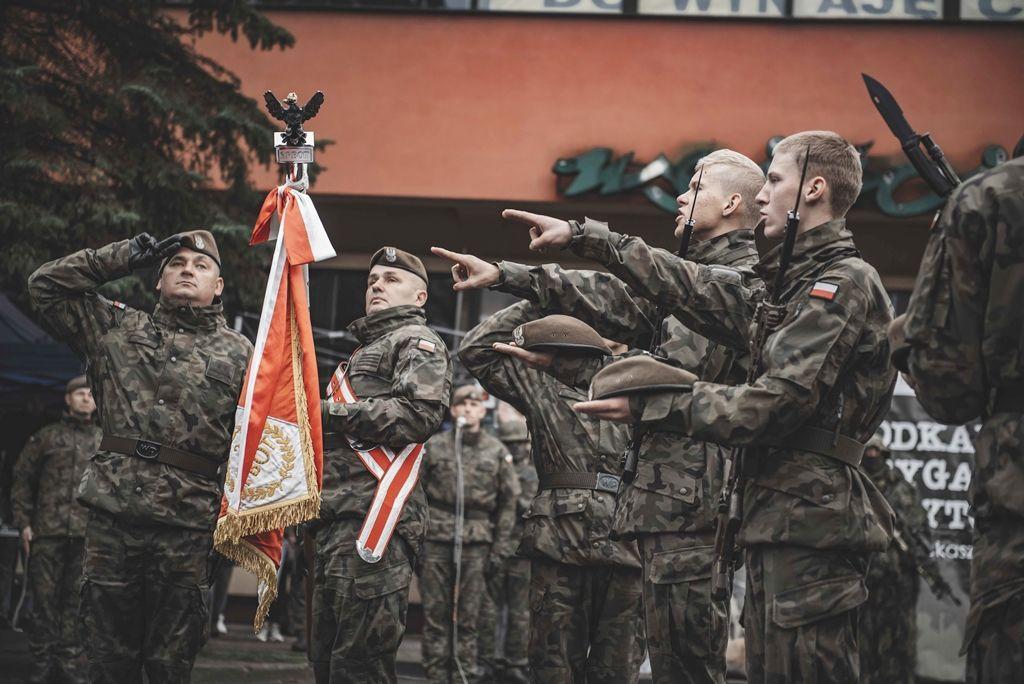 Dowódca rzeszowskiej brygady terytorialsów płk Dariusz Słota przyjął ślubowanie od 53 ochotników, w tym 13 kobiet. Już niebawem część z nich zasili powstający w Przemyślu batalion obrony terytorialnej.<br/>fot.Paulina Lęcznar