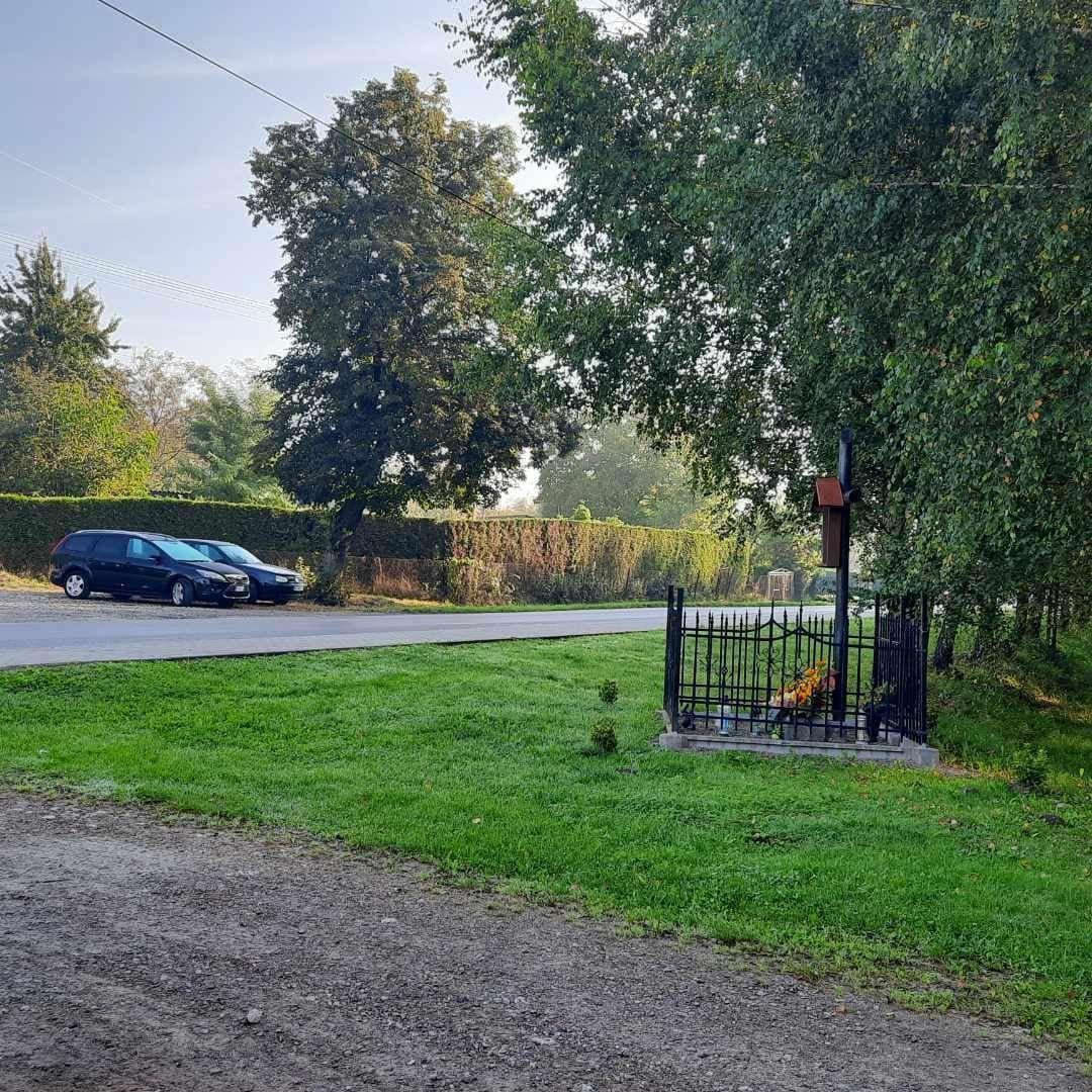 Ten krzyż przez wiele lat stał po drugiej stronie drogi. Został ustawiony i potem przez lata był doglądany i pielęgnowany przez repatriantów, którzy przybyli na te ziemie z Kresów Wschodnich. Ktoś przeniósł go bez żadnych pozwoleń. Teraz ma przywrócić wcześniejszy stan.<br/>fot.ze zbiorów własnych