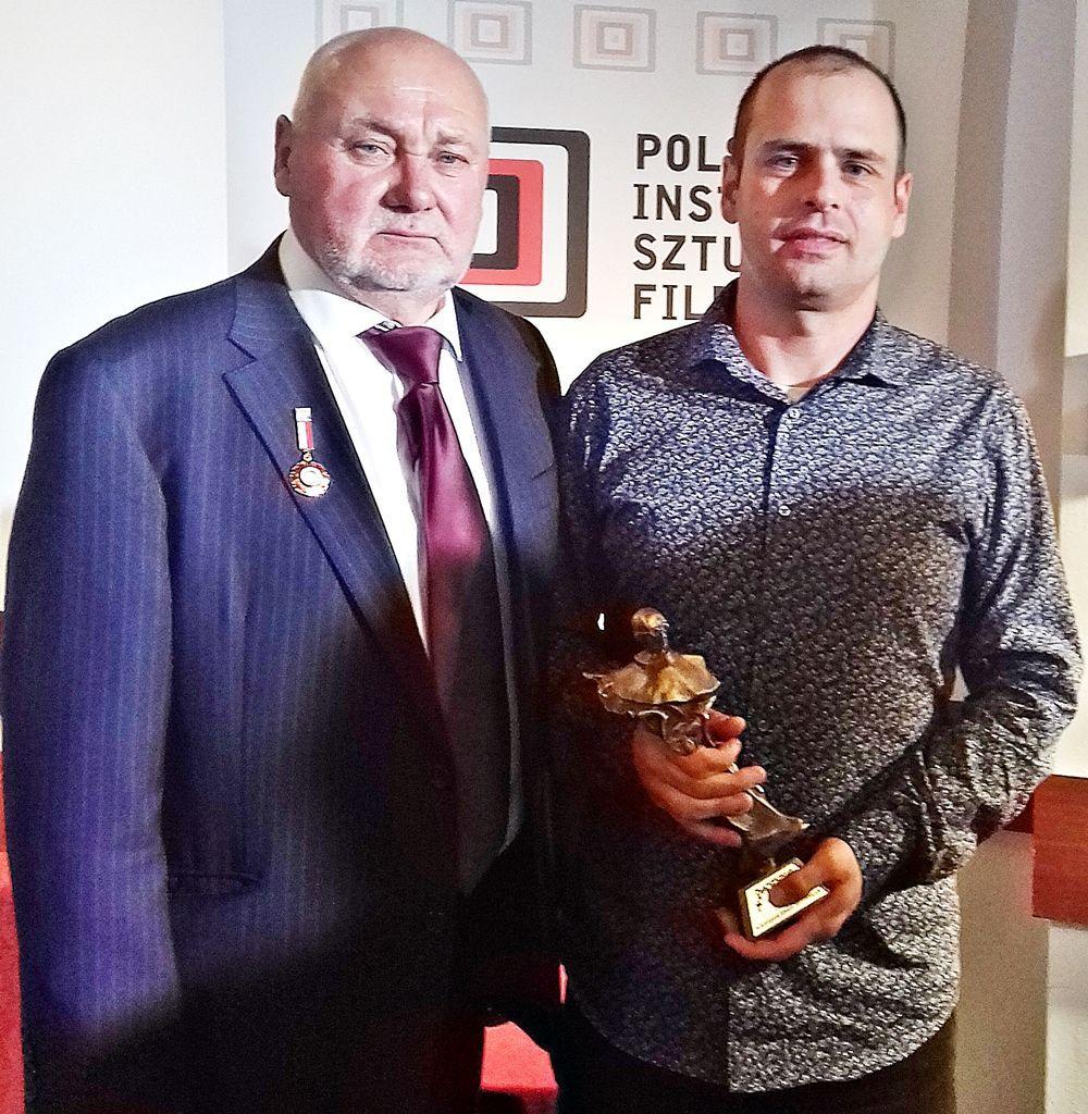 19 września br., w Józefowie pod Warszawą reżyser reportażu „Bracia Bosi” Robert Młynarski (z prawej) odebrał statuetkę św. Maksymiliana Marii Kolbego oraz dyplom za pierwsze miejsce w kategorii filmy amatorskie.<br/>fot.ze zbiorów własnych
