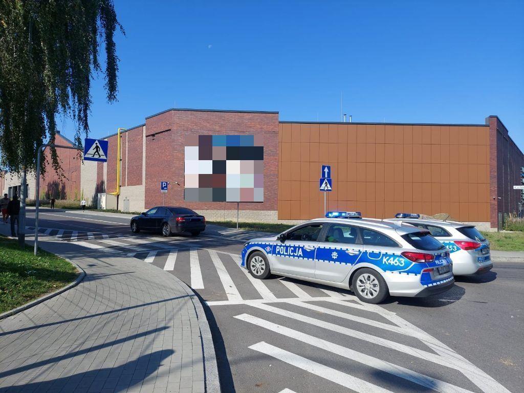 Policjanci pracowali na miejscu zdarzenia drogowego, do jakiego doszło w Jarosławiu, na ul. Sikorskiego. <br/>fot.KPP Jarosław