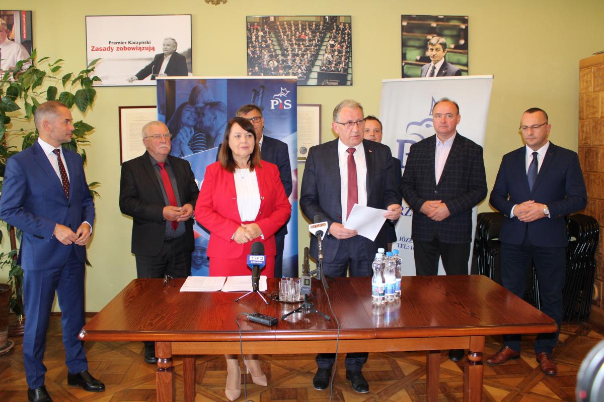 Od lewej: wójt gminy Lubaczów Wiesław Kapel, wójt gminy Krasiczyn Tadeusz Bobek, poseł Teresa Pamuła, wójt gminy Laszki Stanisław Gonciarz, poseł Tadeusz Chrzamn, wójt gminy Bircza Grzegorz Gągola, wójt gminy Orły Bogusław Słabicki i wójt gminy Żurawica Tomasz Szeleszczuk.<br/>fot.ze zbiorów własnyc
