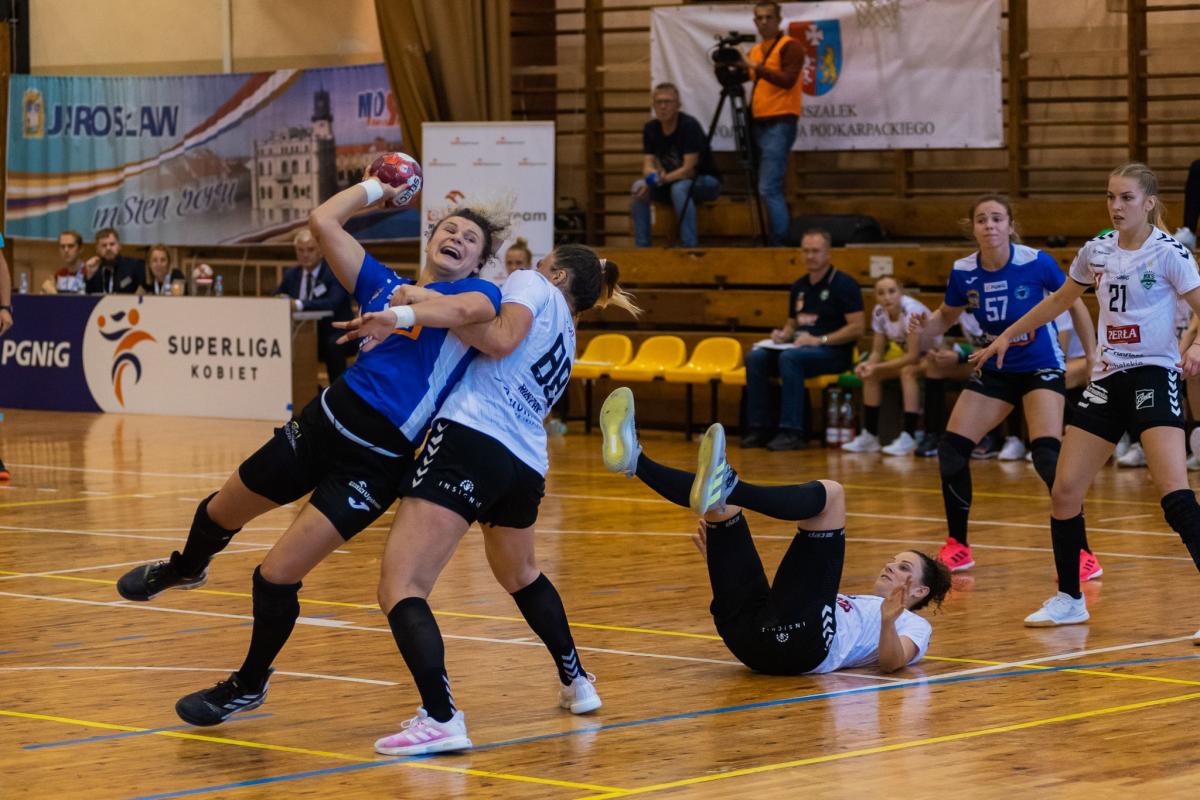 Sylwia Matuszczyk (z piłką) była wyróżniającą się zawodniczką Eurobud Grupa JKS Jarosław w Koszalinie.<br/>fot.PGNiG Superliga Piłki Ręcznej Kobiet