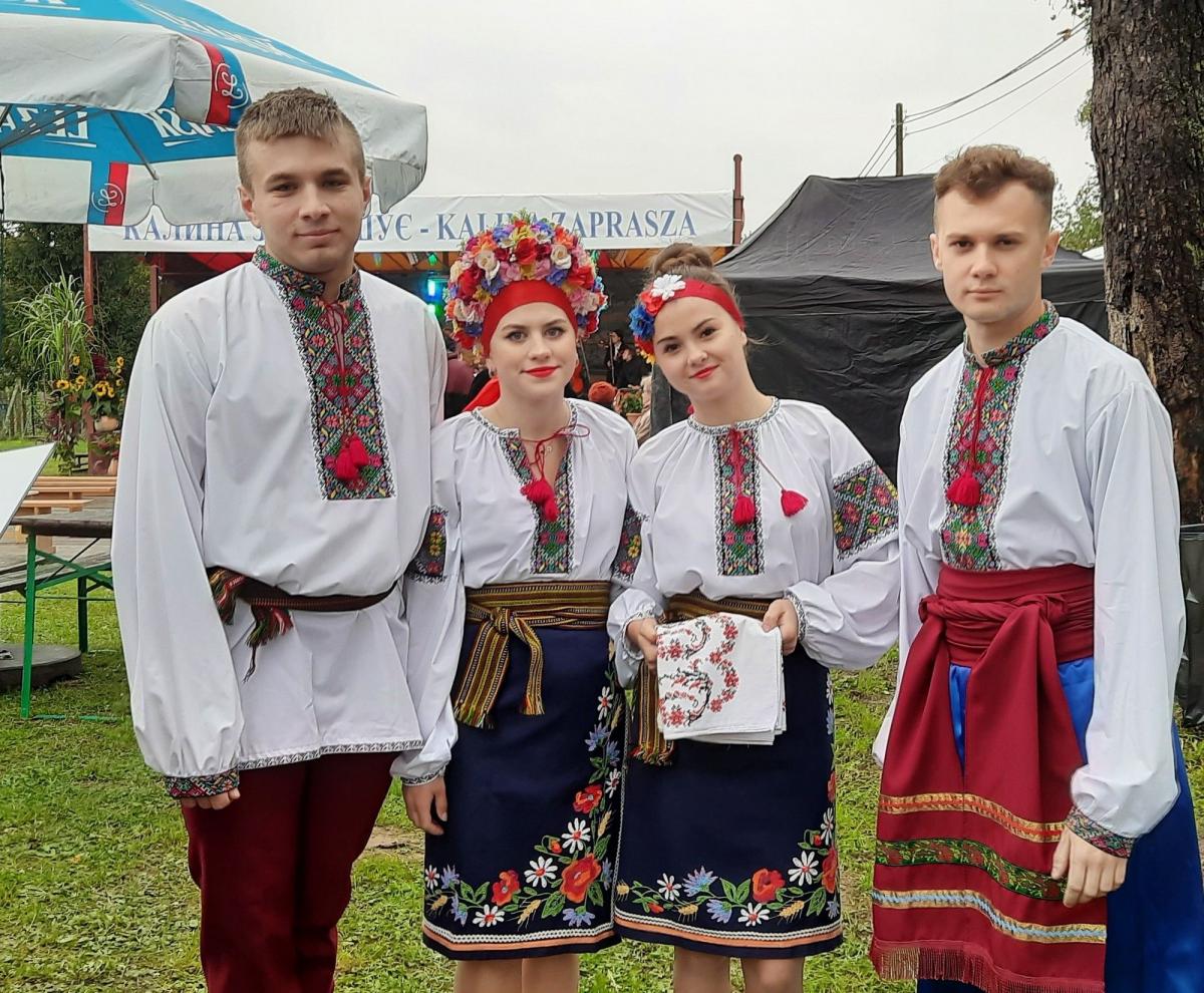Członkowie zespołu tańca ludowego „Kalina”. 