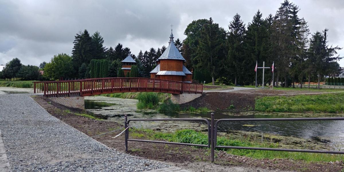 Kładka wraz ze ścieżkami edukacyjnymi. 