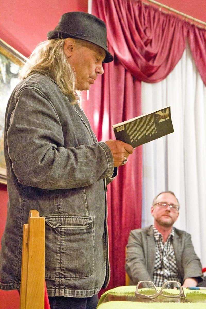 Kamil Sipowicz czyta swoje wiersze podczas Nocy Poetów w 2015 r.<br/>fot.Jacek Szwic