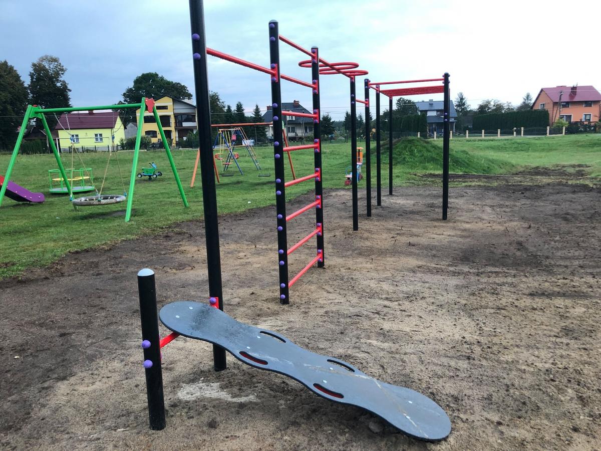 Pogoda wprawdzie nie sprzyja, ale gorzycki street workout już można wypróbować.<br/>fot.UG Tryńcza