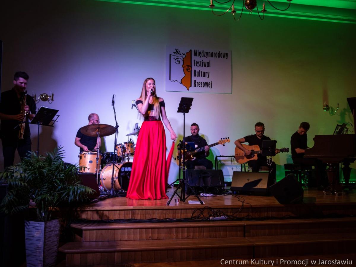 Izabela Szafrańśka z zespołem okiełznała dźwięki muzyki mniejszości narodowych i etnicznych.<br/>fot.CKiP Jarosław