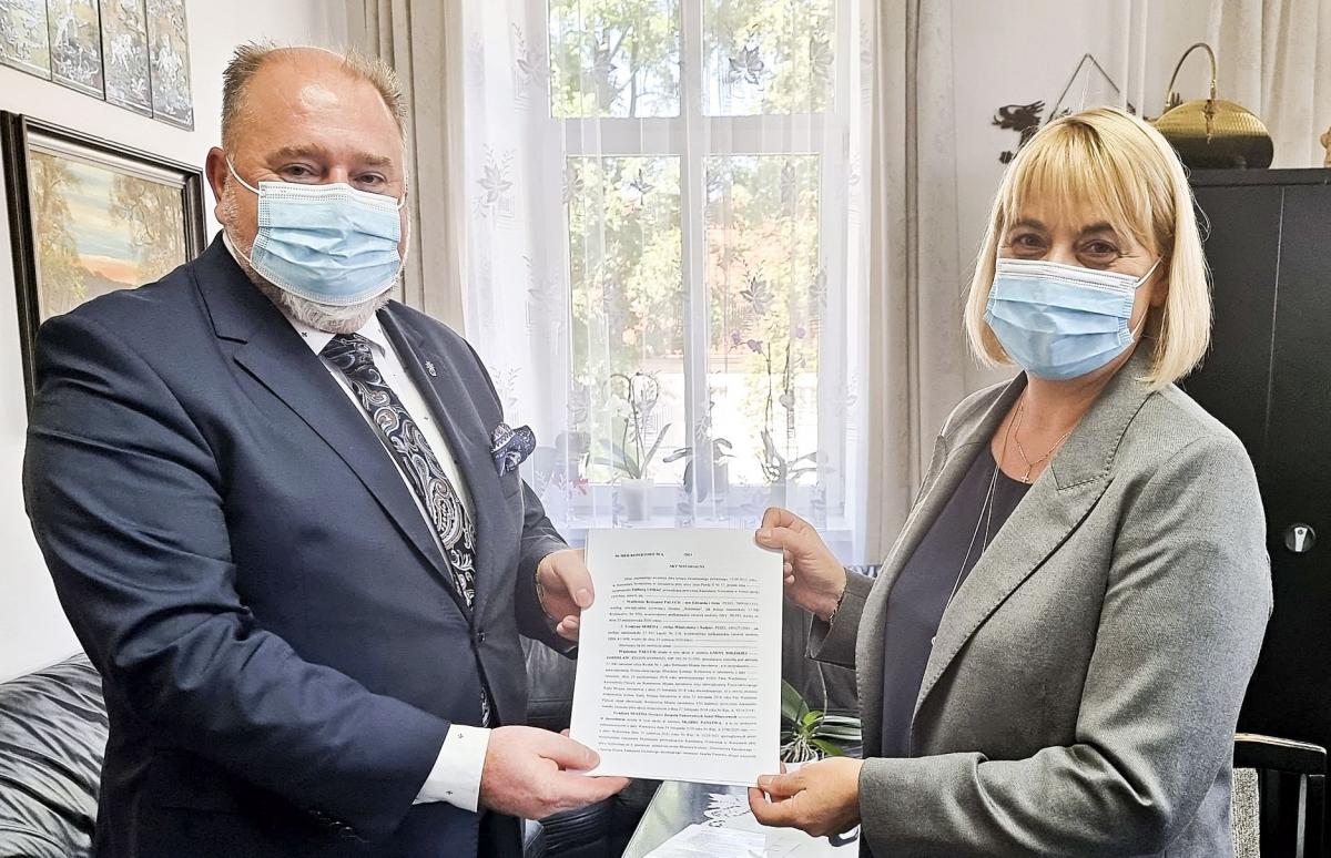 30-arowa działka należy już do Zespołu Państwowych Szkół Muzycznych. Stosowne dokumenty podpisali burmistrz Jarosławia i dyrektorka placówki.<br/>fot.UM Jarosław