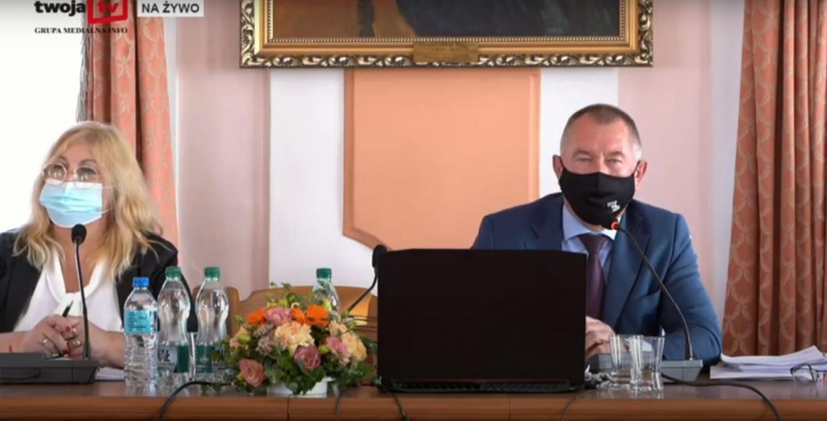 Burmistrz Wiesław Pirożek wyjaśniał, że podwieszanie światłowodu na słupach oświetleniowych to prosta droga do problemów.<br/>fot.UM Jarosław