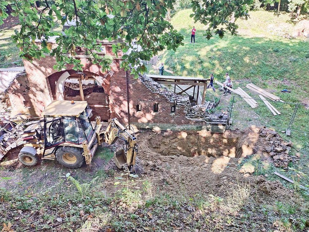 Przy bramie wjazdowej do Fortu I Salis Soglio rozpoczął się trzeci, ostatni etap prac remontowych.<br/>fot.ZGFTP Przemyśl