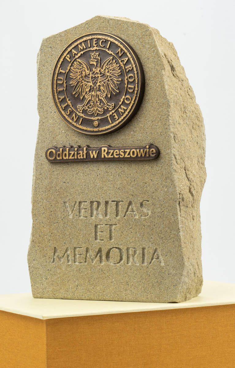 Statuetka „Veritas et Memoria” („Prawda i Pamięć”).<br/>fot.ze zbiorów IPN oddział Rzeszów