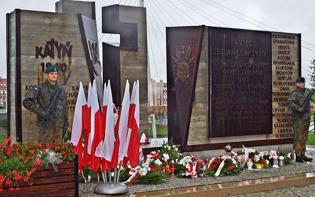 Fatalna pogoda sprawiła, że w br. uroczystości rocznicowe przy pomniku na placu Zesłańców Sybiru i Ofiar Katynia w Przemyślu zostały ograniczone do minimum. Doszło jedynie do złożenia kwiatów i zapalenia zniczy pamięci.<br/>fot.Mariusz Godos