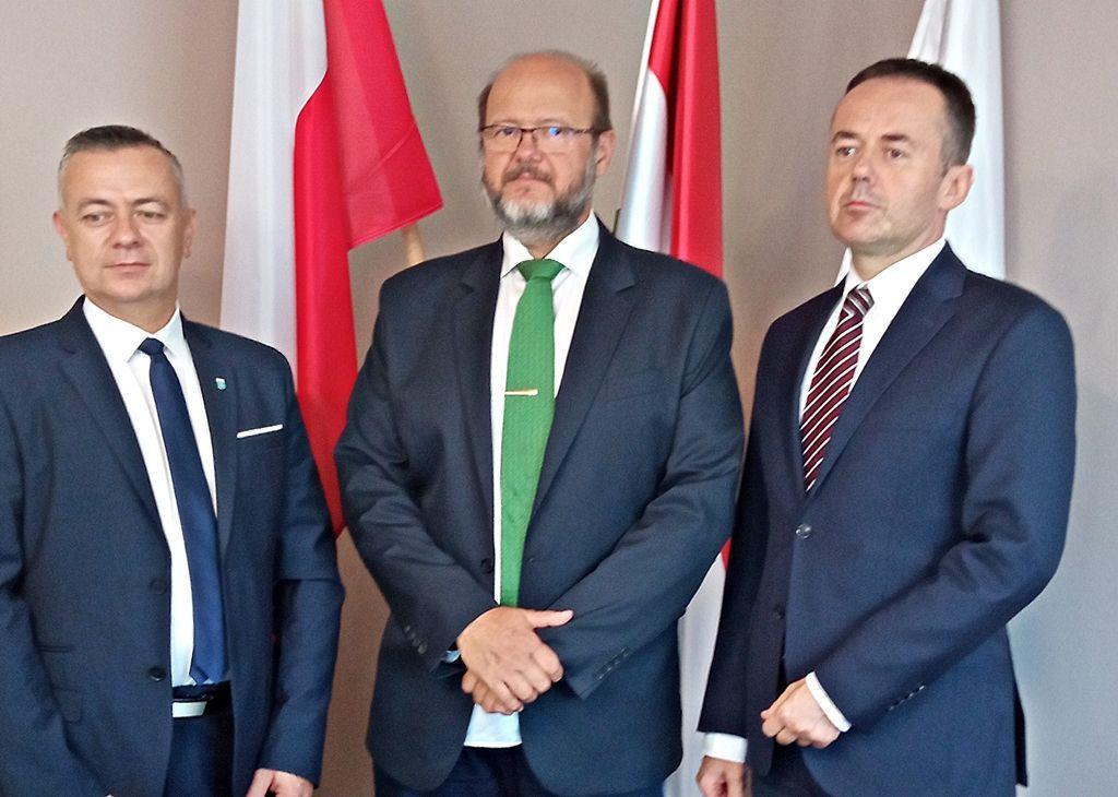 Tuż po podpisaniu umowy partnerskiej. Od lewej: wójt gminy Fredropol Mariusz Śnieżek, burmistrz gminy Diòsjenö József Ede Szekely oraz konsul RP na Węgrzech, przemyślanin Andrzej Kalinowski.<br/>fot.ze zbiorów własnych