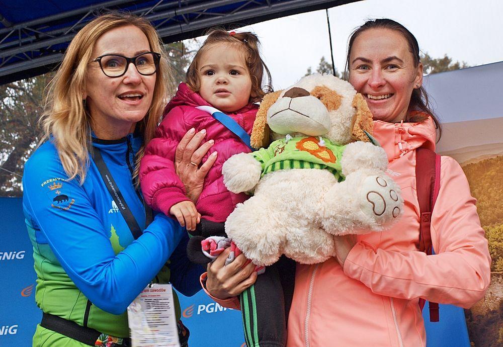 Najmłodsza uczestniczka biegu nie miała więcej niż roczek! W nagrodę, oprócz medalu, otrzymała na scenie uroczego misia od sponsora głównego imprezy – spółki PGNiG. Z lewej Barbara Jałocha.<br/>fot.Mariusz Godos