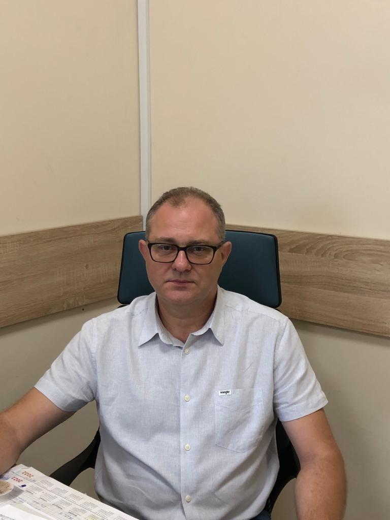 Andrzej Koniuszy w Powiatowej Stacji Sanitarno-Epidemiologicznej w Przemyślu.
zajmuje się m.in. sprawdzaniem grzybów przyniesionych przez grzybiarzy. – Chociaż większość przyniesionych do oceny gatunków grzybów nadaje się do spożycia, zdarzają się też w koszykach te zakwalifikowane do niejadalnych i