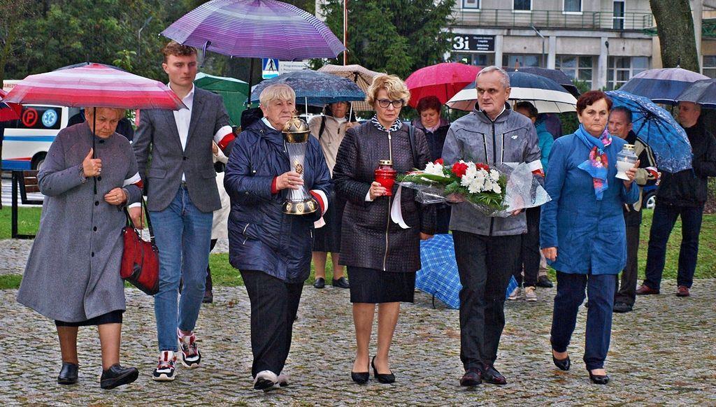 Tym razem uroczystości pod pomnikiem na placu Zesłańców Sybiru i Ofiar Katynia były skromniejsze. Wszystko przez fatalną pogodę. <br/>fot.Mariusz Godos