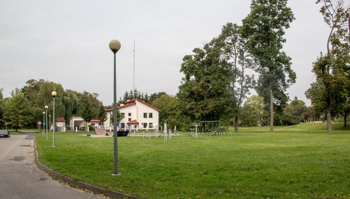 Czy w tym miejscu powstanie plac zabaw za 100 tys. zł? Tak, o ile projekt w głosowaniu w ramach budżetu obywatelskiego poprze odpowiednia liczba mieszkańców.<br/>fot.Bartłomiej Pacek