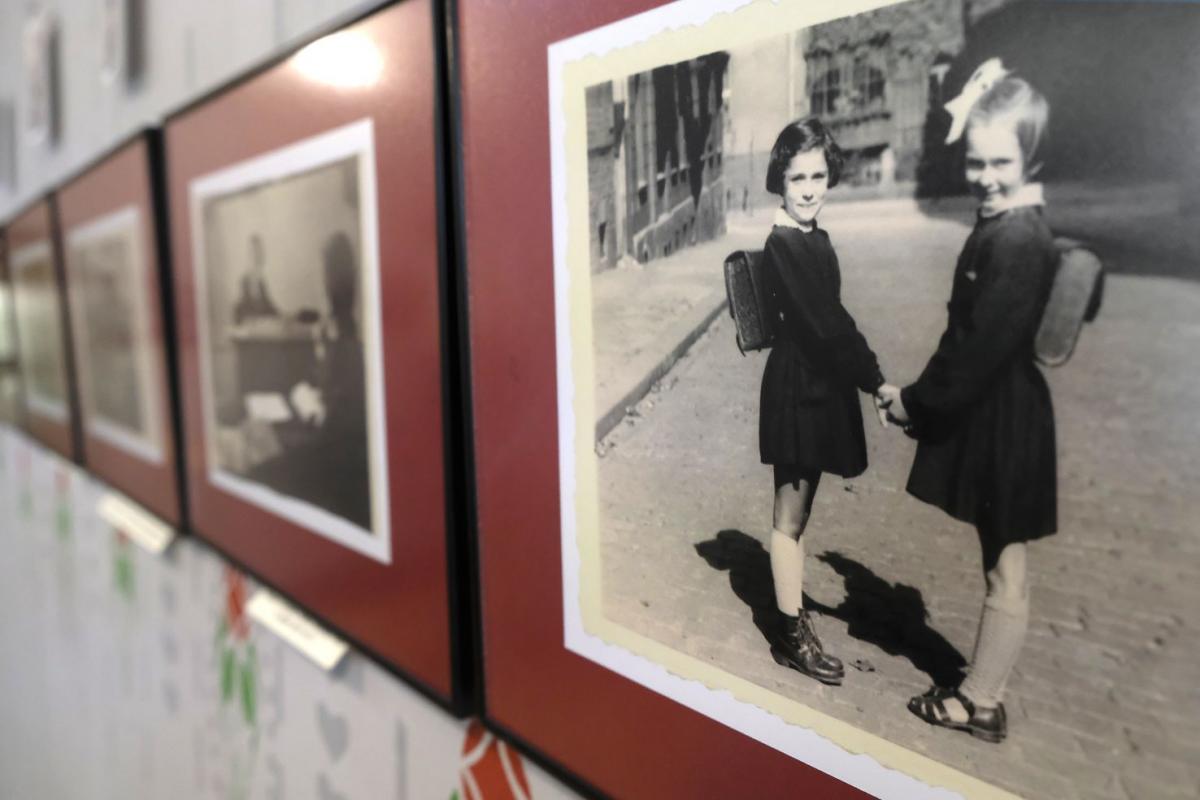 Fragment wystawy. Na pierwszym planie Anna Cieplińska, późniejsza pracownica przemyskiego muzeum (z prawej) z koleżanką. Zdjęcie wykonane w Katowicach w 1955 roku.<br/>fot.Jacek Szwic