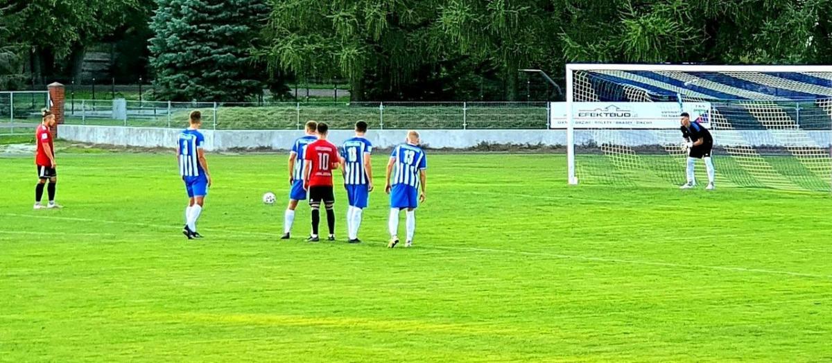 Mateusz Podstolak (z lewej) trafił do siatki z rzutu karnego w mistrzowskim meczu w Tomaszowie Lubelskim z Tomasovią, trafił i w meczu pucharowym w Gorliczynie.<br/>fot.www.facebook.com/wolczankastalsystems
