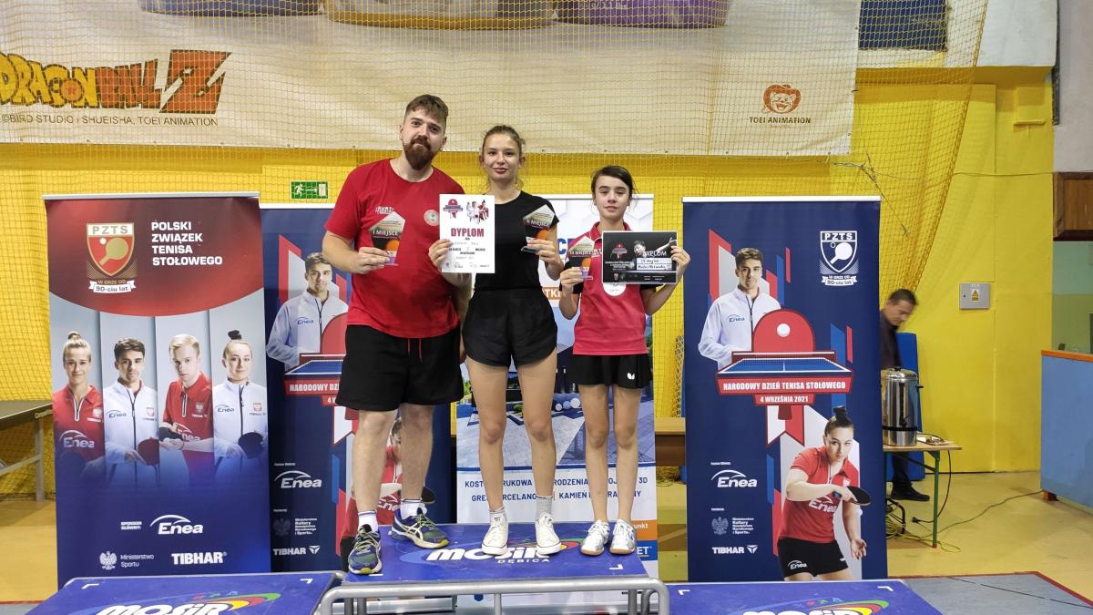 Przemyscy medaliści olimpiady w Dębicy. Od lewej: Łukasz Kalinowski, Weronika Pelc i Aleksandra Makar.<br/>fot.ze zbiorów własnych