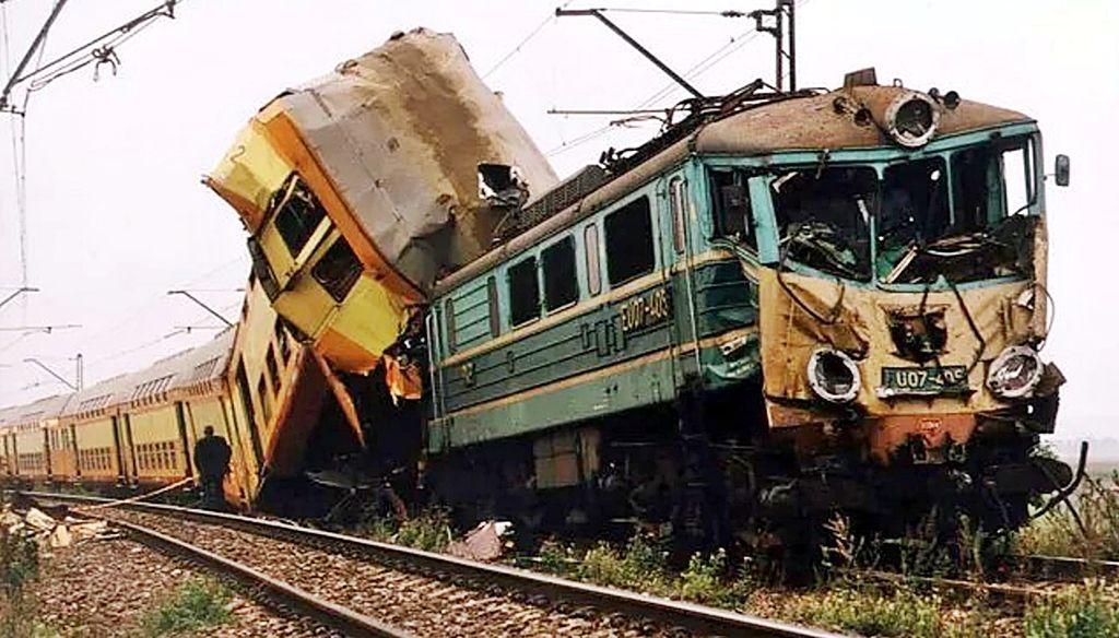 W wyniku zderzenia uszkodzeniu uległy obie lokomotywy, a pierwszy wagon w składzie pociągu osobowego został zgnieciony i przełamany. Na miejscu zginęło dwóch pasażerów – żołnierzy służby zasadniczej z jednostki w Żurawicy w wieku 20 i 21 lat, którzy jechali na przepustkę.<br/>fot.www.wikipedia.pl