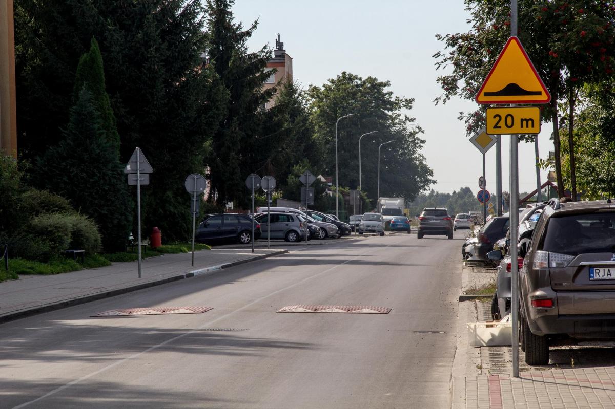 Na Skarbowskiego od ul. Pogodnej zamontowano progi zwalniające. Niektórzy twierdzą, że podobne dobrze byłoby zamontować na drugim końcu ulicy.<br/>fot.Bartłomiej Pacek