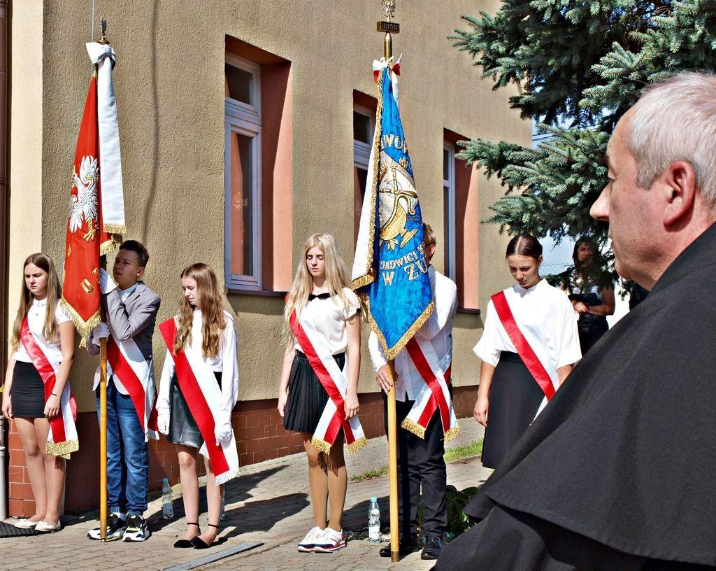 Podczas jubileuszu obecni byli i starsi, i młodsi uczniowie kosienickiej szkoły.<br/>fot.Mariusz Godos