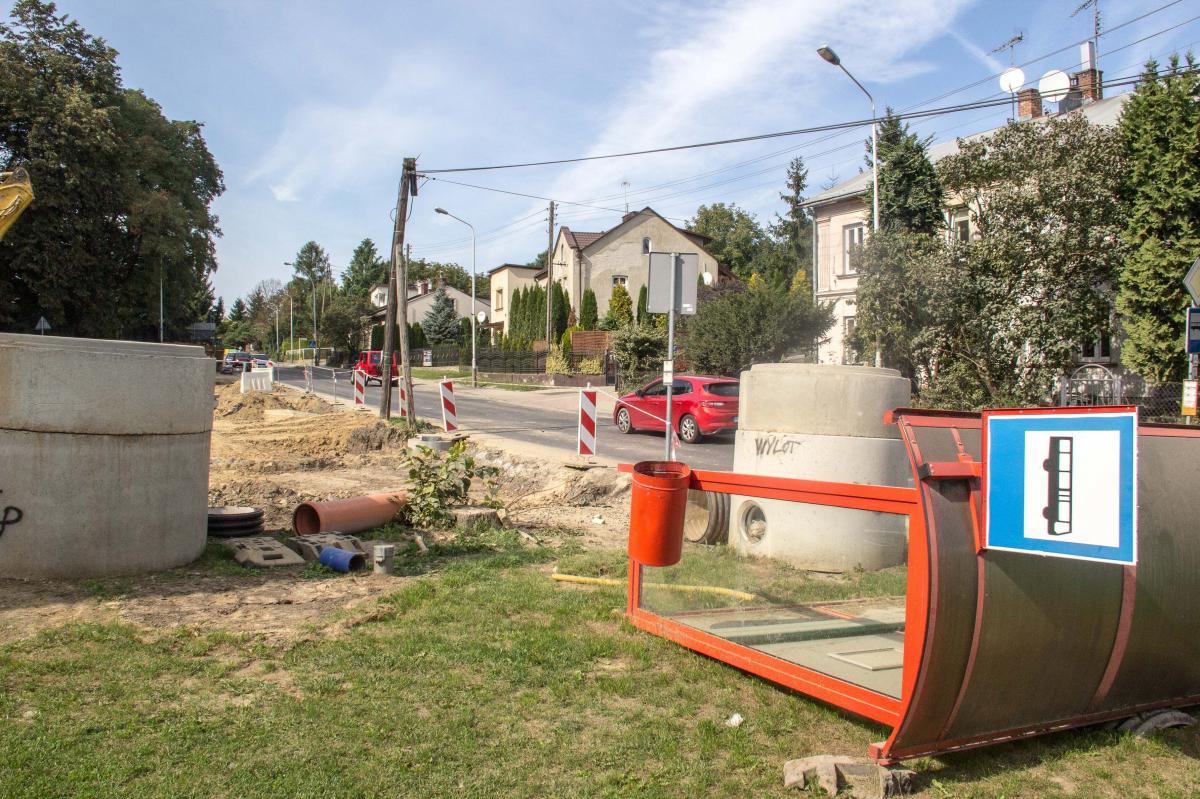 Łącznik przy stacji paliw napsuł ostatnio trochę krwi kierowcom. Przejazd został poprawiony, ale niektórzy zastanawiają się, na jak długo tych poprawek starczy.<br/>fot.Bartłomiej Pacek