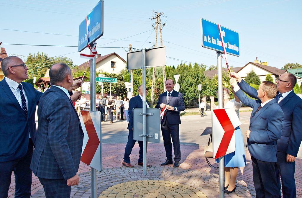 Moment oficjalnego nadania rondu imienia ks. kanonika Stanisława Żukowskiego.<br/>fot.Mariusz Godos