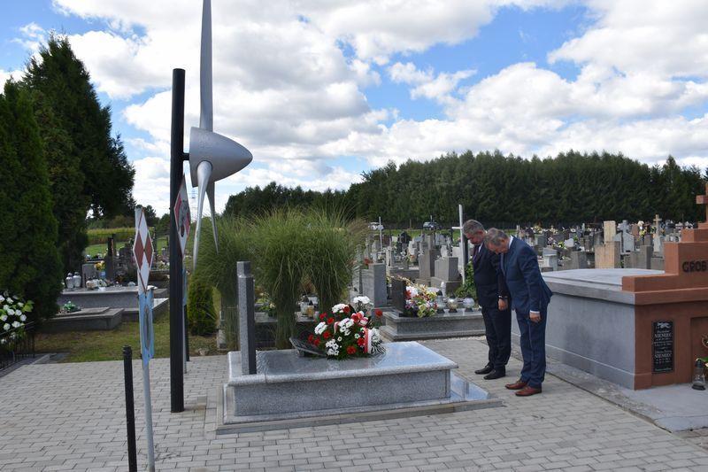 Kwiaty i znicze zostawiane w pierwszych dniach września na mogile lotników to w Pawłosiowie wieloletnia tradycja.<br/>fot.UG Pawłosiów