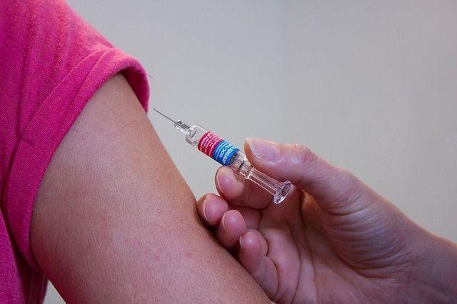Jesienią tego roku sezon grypowy zbiegnie się z czwartą falą zachorowań na COVID-19, ale także z czasem przeziębień i zachorowań na infekcje grypopodobne. Warto zminimalizować ryzyko i zaszczepić się przeciw grypie.<br/>fot.ze zbiorów własnych