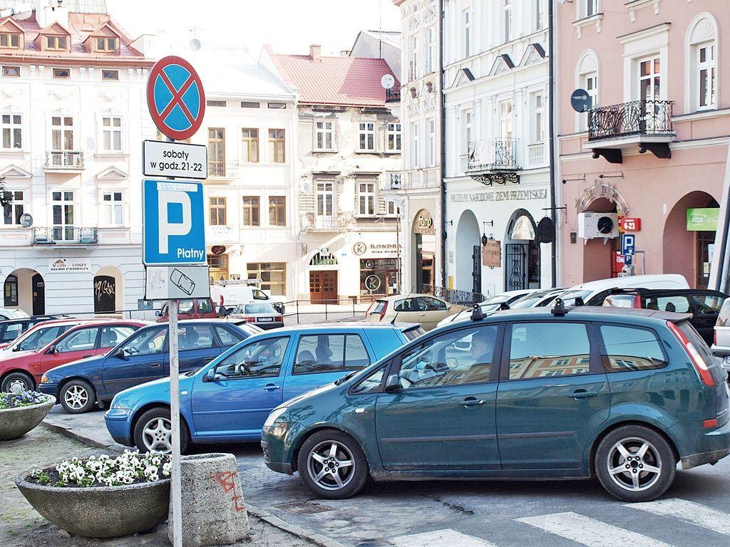 Od 9 września br. mieszkańcy okolicznych kamienic, mimo że mają wykupiony abonament, nie mogą na istniejącym do tej pory parkingu zostawiać swoich pojazdów. I nie wiadomo, gdzie mają parkować, bo nikt z władz miasta nie zaproponował im żadnego rozwiązania.<br/>fot.Mariusz Godos