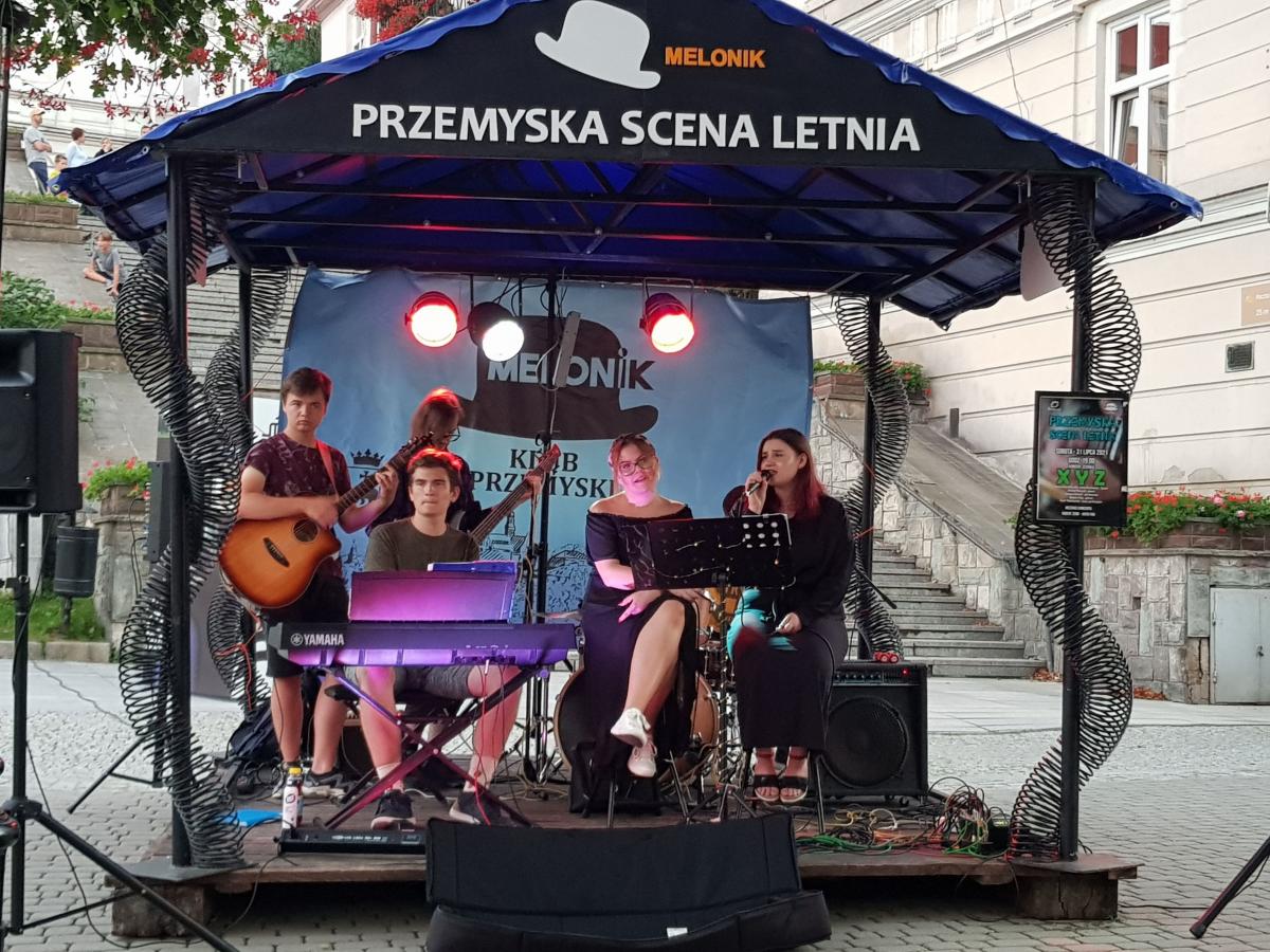 Przemyska Scena Letnia to młodość. Swoją twórczość prezentują na niej głównie młodzi artyści.<br/>fot.materiały organizatora
