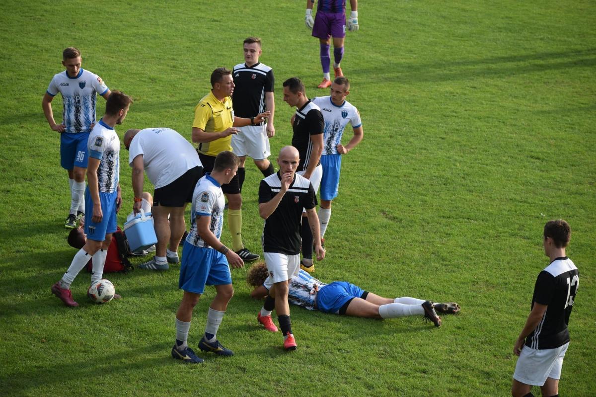 W derbach nie ma zmiłuj się. Mecz JKS-u Jarosław z Piastem Tuczempy było sporo ostrej walki...<br/>fot.Michał Łabuś