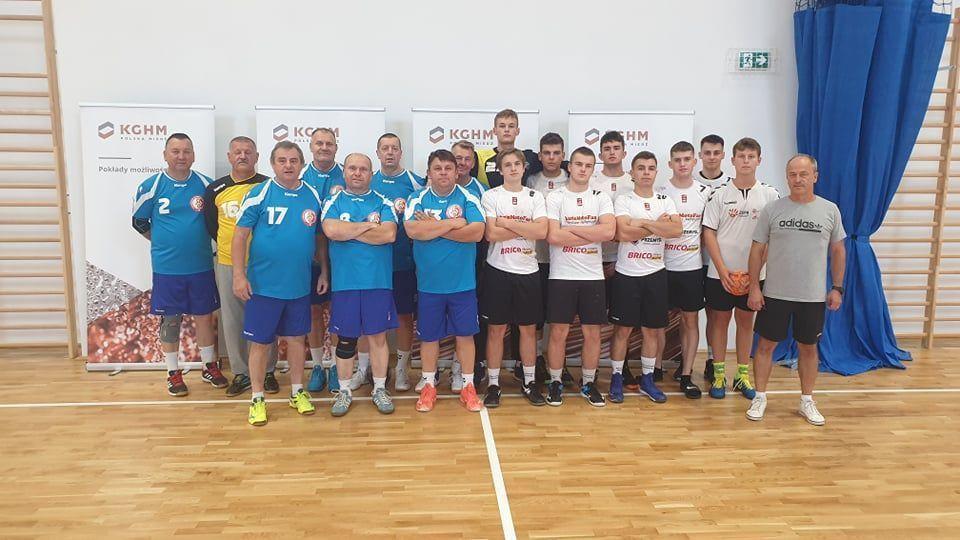 Pierwszy dzień, czyli piątek, 10 września br., zarezerwowany był na mecz towarzyski pomiędzy oldbojami Przemyśl (niebieskie stroje) a młodzież SRS Przemyśl. Mimo ambitnej postawy tych pierwszych, młodość, żywiołowość i szybkość były po stronie tych drugich. Juniorska ekipa Auto-Moto-Fan SRS Przemyśl