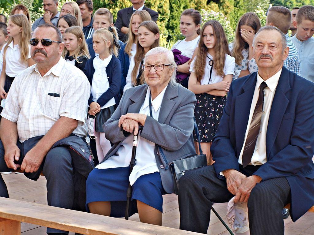 Na placu przed kosienicką szkołą zebrali się i starsi, i młodsi wychowankowie tej placówki, byli i obecni jej nauczyciele.<br/>fot.Mariusz Godos