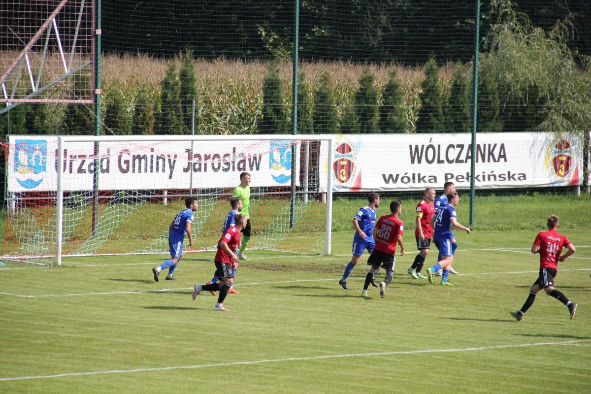 Derbowy mecz w Wólce Pełkińskiej był bardzo wyrównany. Ostatecznie zakończył się minimalnym zwycięstwem Texom Sokoła Sieniawa (niebieskie stroje).<br/>fot.www.facebook.com/wolczankastalsystems